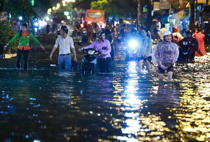 Mưa lớn, 'phố biến thành sông', người dân Sài Gòn bì bõm dắt xe 'bơi' về nhà - Ảnh 1