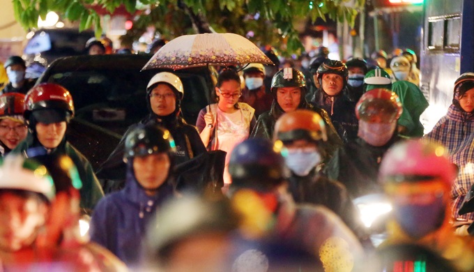 Mưa lớn, 'phố biến thành sông', người dân Sài Gòn bì bõm dắt xe 'bơi' về nhà - Ảnh 11
