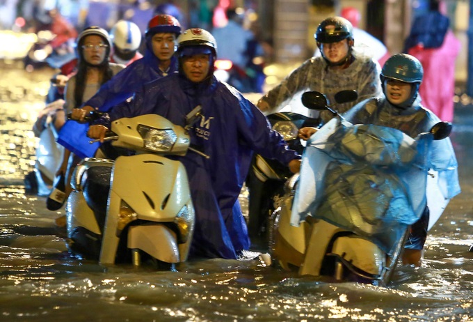 Mưa lớn, 'phố biến thành sông', người dân Sài Gòn bì bõm dắt xe 'bơi' về nhà - Ảnh 2