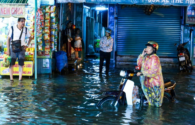 Mưa lớn, 'phố biến thành sông', người dân Sài Gòn bì bõm dắt xe 'bơi' về nhà - Ảnh 3