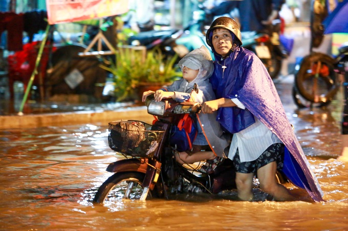 Mưa lớn, 'phố biến thành sông', người dân Sài Gòn bì bõm dắt xe 'bơi' về nhà - Ảnh 5