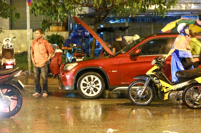 Mưa lớn, 'phố biến thành sông', người dân Sài Gòn bì bõm dắt xe 'bơi' về nhà - Ảnh 6