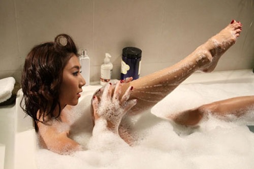 Mỹ nhân Việt khoe thân hình nóng 'bỏng mắt' khi đóng những cảnh tắm trong phim - Ảnh 6