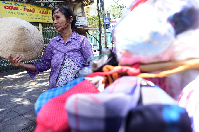 Hà Nội nóng hơn 40 độ C: Vật vã mưu sinh! - Ảnh 4 Hà Nội nóng hơn 40 độ C: Vật vã mưu sinh! - Ảnh 4