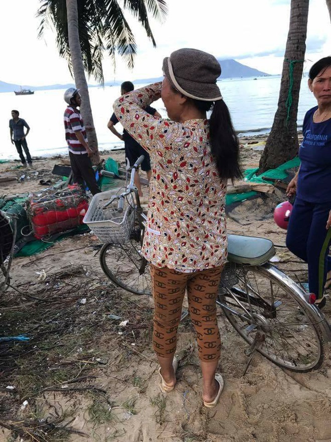 Câu chuyện đẫm nước mắt phía sau bức ảnh người đàn bà làng chài đợi con về sau bão - Ảnh 2 Câu chuyện đẫm nước mắt phía sau bức ảnh người đàn bà làng chài đợi con về sau bão - Ảnh 2