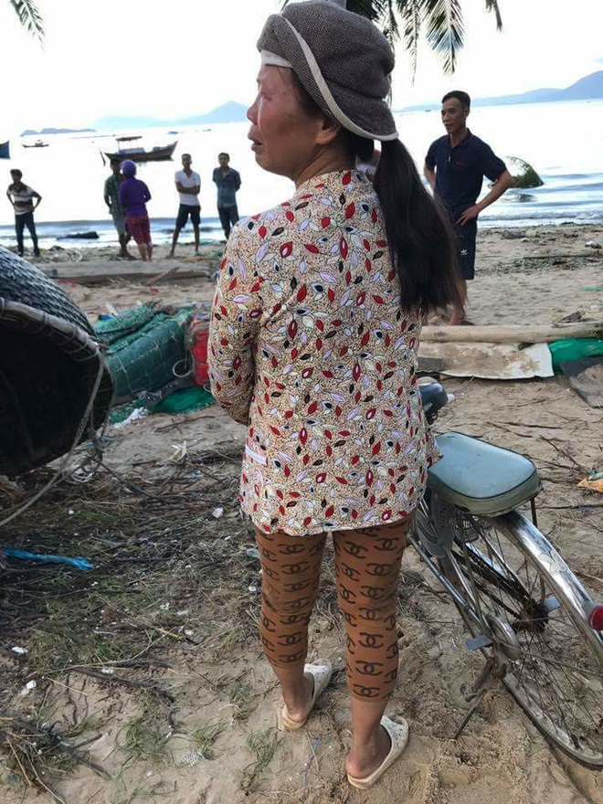 Câu chuyện đẫm nước mắt phía sau bức ảnh người đàn bà làng chài đợi con về sau bão - Ảnh 1 Câu chuyện đẫm nước mắt phía sau bức ảnh người đàn bà làng chài đợi con về sau bão - Ảnh 1