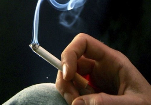 Lộ 'thủ phạm' làm yếu tinh binh, vô sinh ở nam giới - Ảnh 2 Nicotine trong thuốc lá có thể khiến tinh trùng dị dạng - Ảnh minh họa: Internet