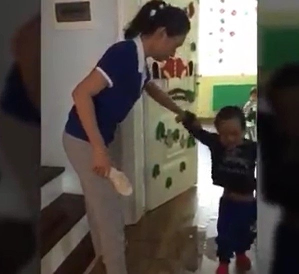 Nói nhiều, bé 6 tuổi bị giáo viên dán miệng đến chết - Ảnh 3 Nói nhiều, bé 6 tuổi bị giáo viên dán miệng đến chết - Ảnh 3