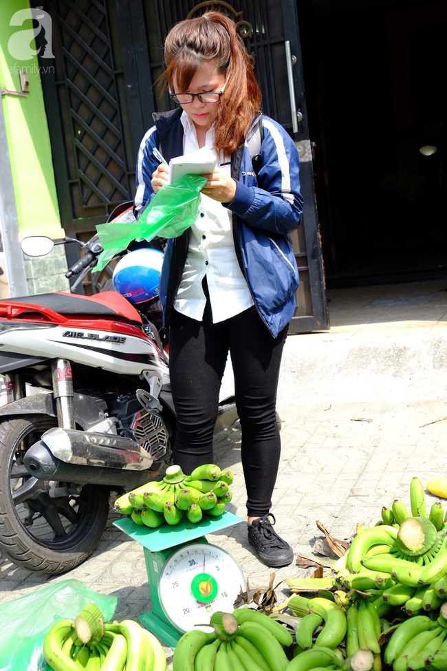 Nữ sinh Sài Gòn xuống đường 'cứu chuối' giúp bà con Đồng Nai - Ảnh 7