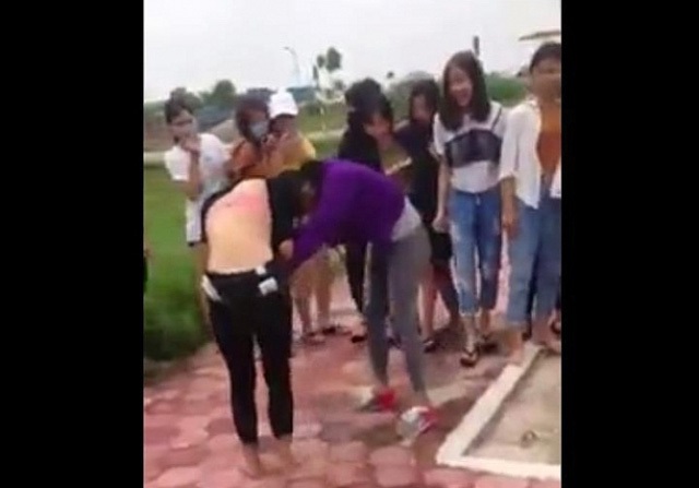 Nữ sinh dùng nón bảo hiểm choảng nhau gây bão mạng - Ảnh 1 Nữ sinh dùng nón bảo hiểm choảng nhau gây bão mạng - Ảnh 1