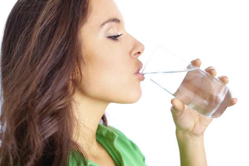 Buổi sáng sau khi ngủ dậy khoảng 10 phút bạn nên uống 1 cốc nước lọc. 