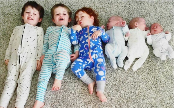 'Ông bố siêu nhân điện quang' chăm cùng lúc 6 con nhỏ - Ảnh 4 'Ông bố siêu nhân điện quang' Rohan chăm cùng lúc 6 con nhỏ