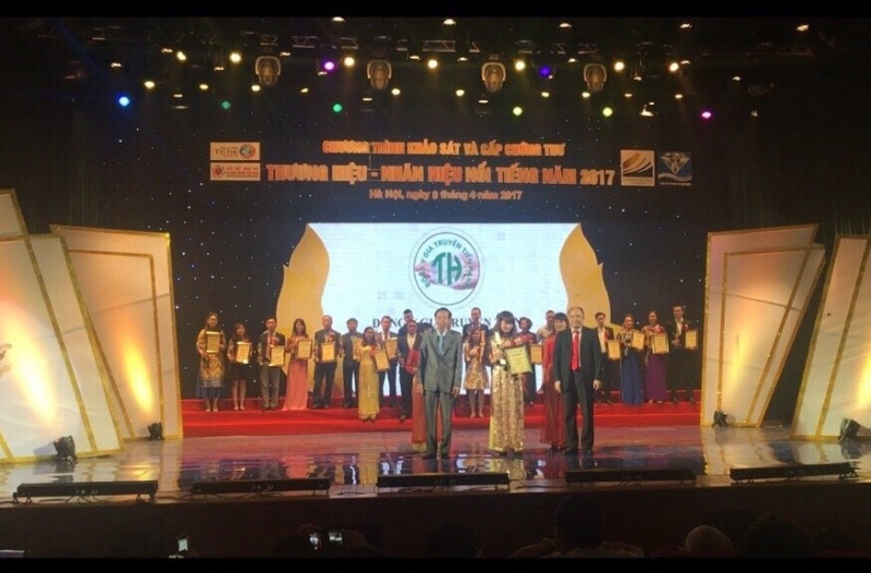 Đại diện THƯƠNG HIỆU ĐÔNG Y GIA TRUYỀN TIẾN HẠNH nhận cúp và bằng chứng nhận “Top 100 Thương Hiệu Nhãn Hiệu Nổi Tiếng 2017”