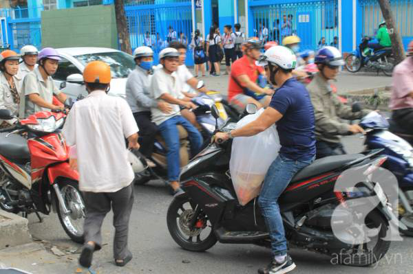 Tết ông Công, ông Táo ở Sài Gòn: Người dân chê cá chép to và giá đắt - Ảnh 8