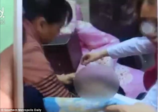 Lén sinh con, thiếu nữ 15 tuổi bỏ đứa trẻ vào hộp mang vứt chung với rác - Ảnh 3 Lén sinh con, thiếu nữ 15 tuổi bỏ đứa trẻ vào hộp mang vứt chung với rác - Ảnh 3