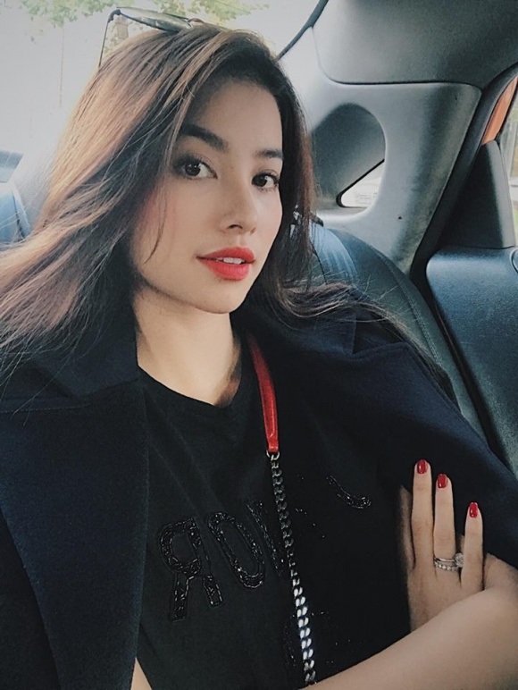 Khoe nhẫn kim cương 'khủng', Hoa hậu Phạm Hương khiến dân mạng xôn xao hoài nghi đã có đại gia chống lưng - Ảnh 2