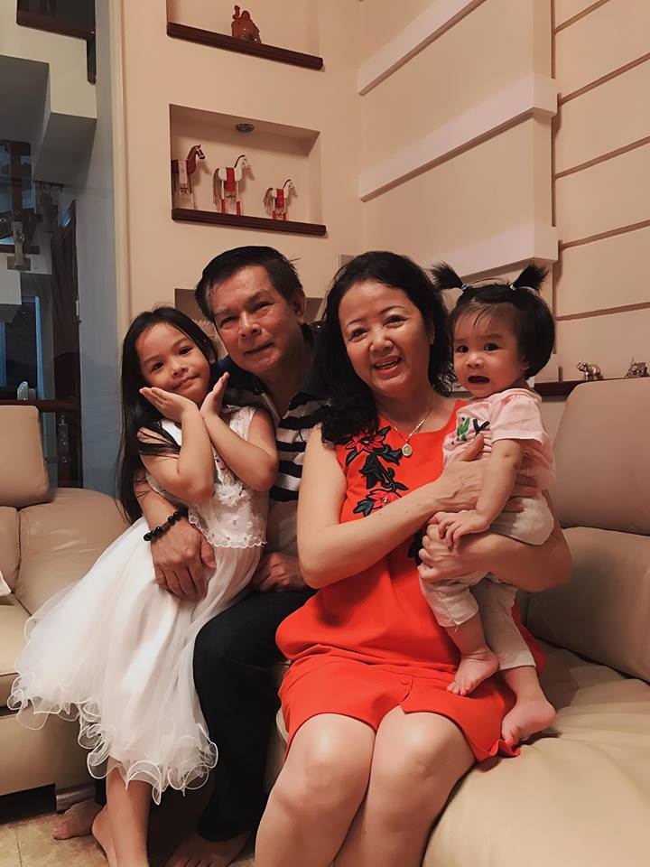 Ngưỡng mộ hạnh phúc ngọt ngào của bố mẹ Phạm Quỳnh Anh: U70 vẫn hôn và nắm tay nhau đầy tình tứ - Ảnh 6