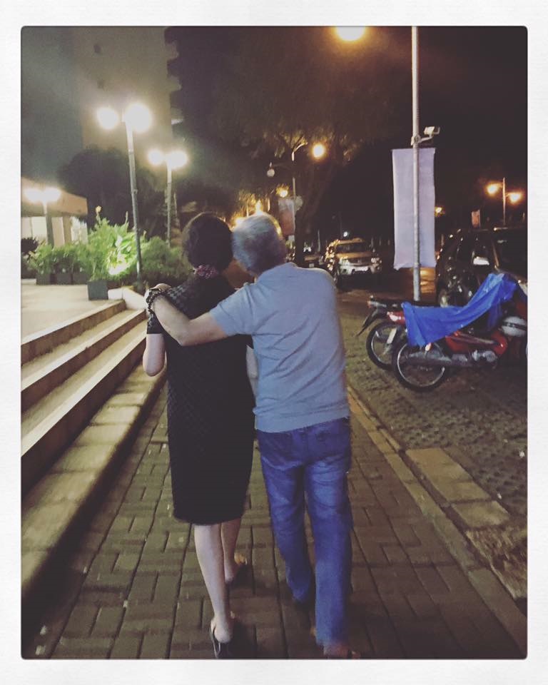 Ngưỡng mộ hạnh phúc ngọt ngào của bố mẹ Phạm Quỳnh Anh: U70 vẫn hôn và nắm tay nhau đầy tình tứ - Ảnh 8