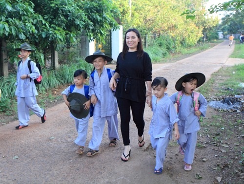Cuộc sống hết sức giản dị và 18 đứa con nuôi của ca sĩ Phi Nhung