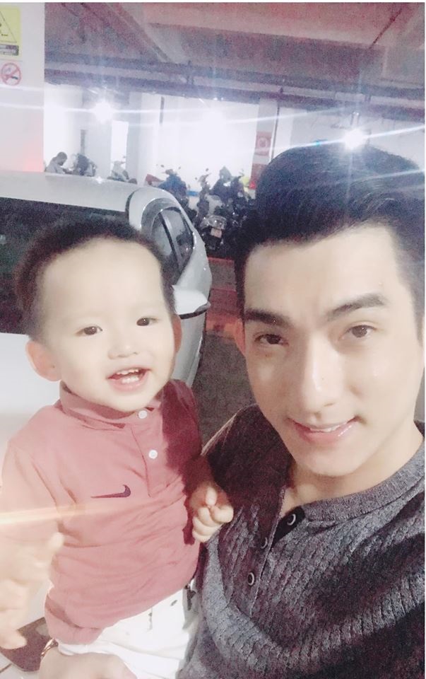Chồng cũ Phi Thanh Vân 'trốn' vợ mới đến thăm con trong khi nữ diễn viên mặc sexy đi ăn với trai đẹp - Ảnh 2 Chồng cũ Phi Thanh Vân 'trốn' vợ mới đến thăm con trong khi nữ diễn viên mặc sexy đi ăn với trai đẹp - Ảnh 2