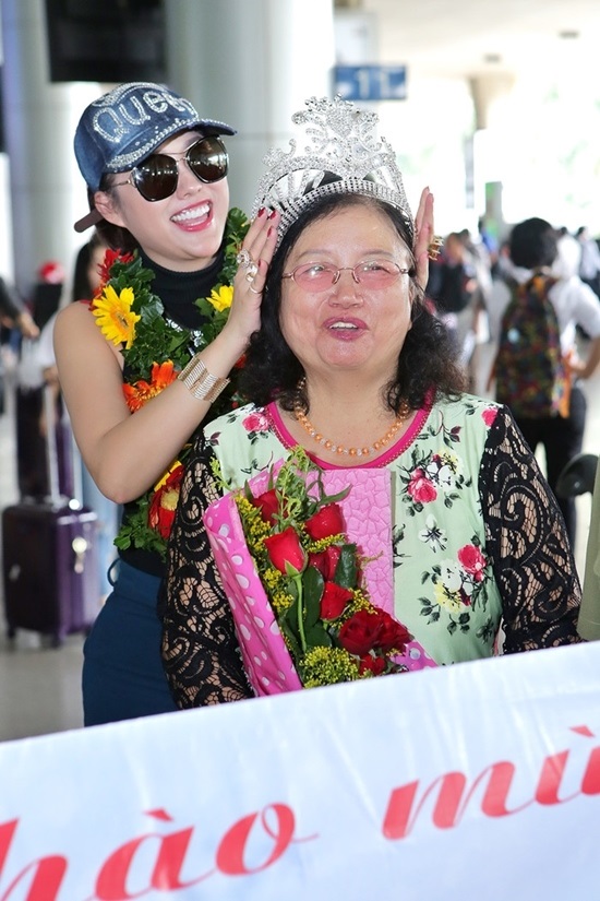 Vừa đáp xuống sân bay, tân Hoa hậu Doanh nhân Phi Thanh Vân gây choáng váng với hành động 'bá đạo' này - Ảnh 3