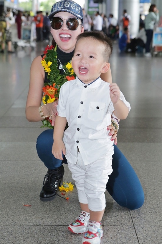 Vừa đáp xuống sân bay, tân Hoa hậu Doanh nhân Phi Thanh Vân gây choáng váng với hành động 'bá đạo' này - Ảnh 5