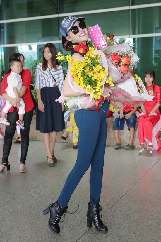 Vừa đáp xuống sân bay, tân Hoa hậu Doanh nhân Phi Thanh Vân gây choáng váng với hành động 'bá đạo' này - Ảnh 1