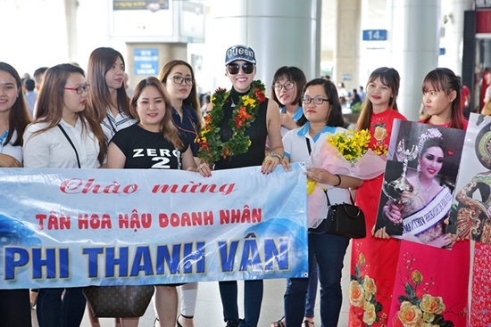 Vừa đáp xuống sân bay, tân Hoa hậu Doanh nhân Phi Thanh Vân gây choáng váng với hành động 'bá đạo' này - Ảnh 6