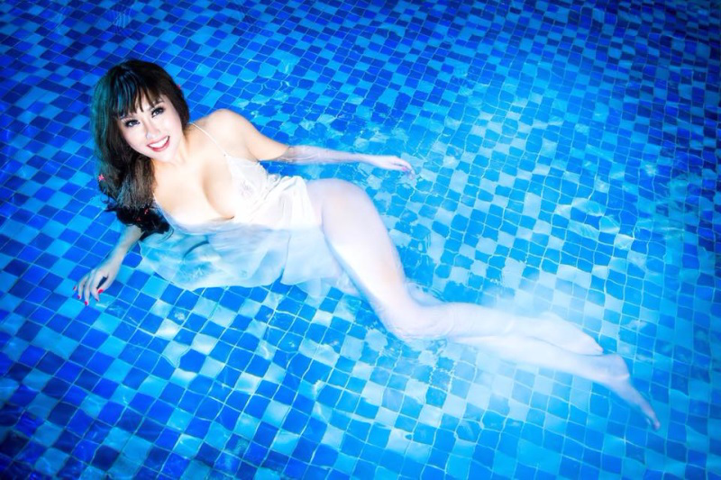 Phi Thanh Vân diện váy mỏng tang, ướt sũng lộ cả 3 vòng ở bể bơi