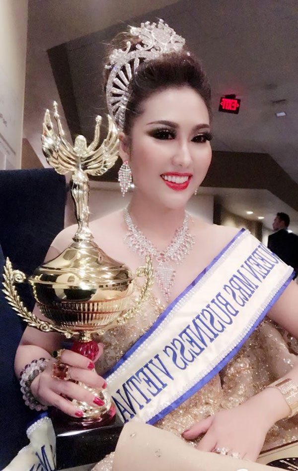 Vừa đăng quang, tân Hoa hậu Doanh nhân Thế giới người Việt 2017 - Phi Thanh Vân đã bị Cục Nghệ thuật biểu diễn 'sờ gáy' - Ảnh 1