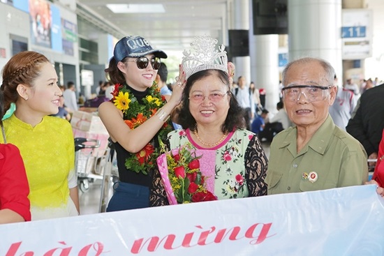 Vừa đáp xuống sân bay, tân Hoa hậu Doanh nhân Phi Thanh Vân gây choáng váng với hành động 'bá đạo' này - Ảnh 2