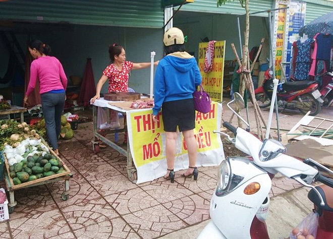 Thực hư chuyện thịt heo 100.000/3kg bán tràn lan khắp lề đường Sài Gòn - Ảnh 4 Thực hư chuyện thịt heo 100.000/3kg bán tràn lan khắp lề đường Sài Gòn - Ảnh 4