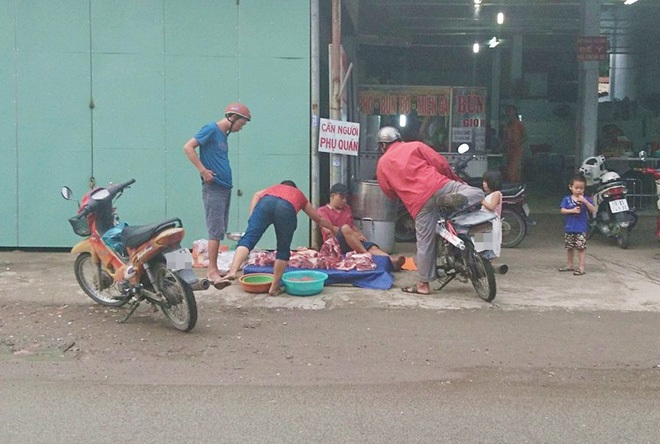 Thực hư chuyện thịt heo 100.000/3kg bán tràn lan khắp lề đường Sài Gòn - Ảnh 5 Thực hư chuyện thịt heo 100.000/3kg bán tràn lan khắp lề đường Sài Gòn - Ảnh 5