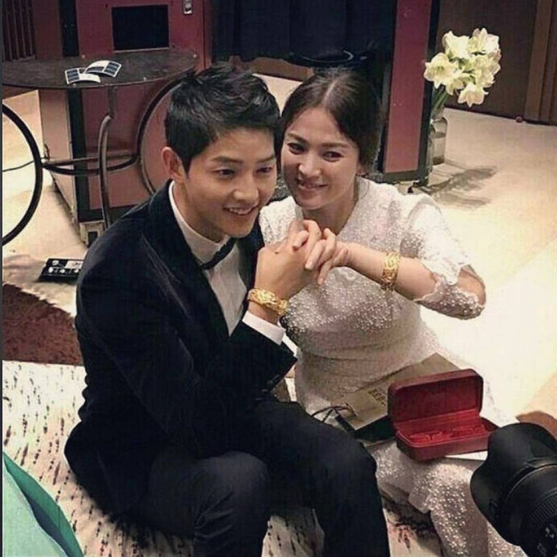 Sau đám cưới 10 ngày, cặp đôi Song Joong Ki - Song Hye Kyo mới dám tiết lộ món quà siêu 'khủng' - Ảnh 1