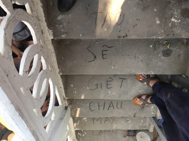Dòng chữ bí ẩn bên cạnh cầu thang nhà cháu bé 33 ngày tuổi bị sát hại ở Hà Nội