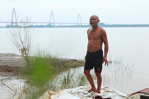 Rùng mình với lời kể của người đàn ông 30 năm vớt 600 xác chết trôi bên bờ sông Hồng - Ảnh 1 Lời kể của người đàn ông 30 năm vớt 600 xác chết trôi bên bờ sông Hồng
