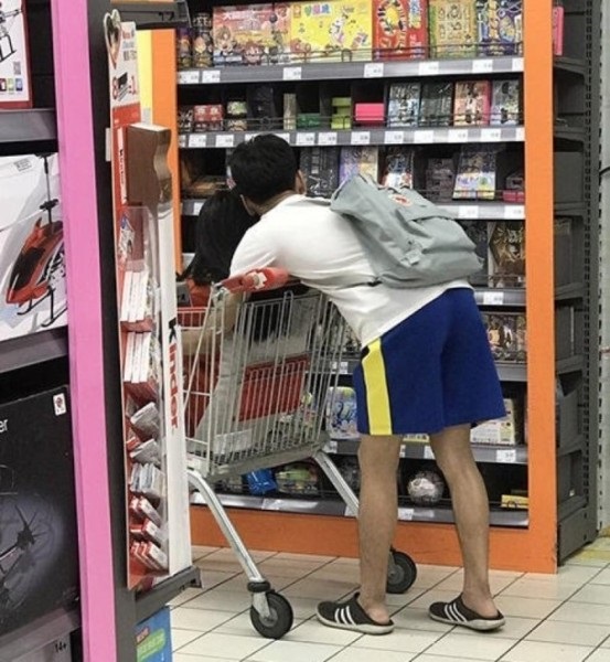 Cử chỉ của hai đứa trẻ trong siêu thị khiến người lớn cũng cảm thấy 'nóng mặt' - Ảnh 1