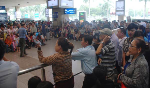Sân bay Tân Sơn Nhất, bến xe và ga Sài Gòn người về quê ăn tết - Ảnh 7