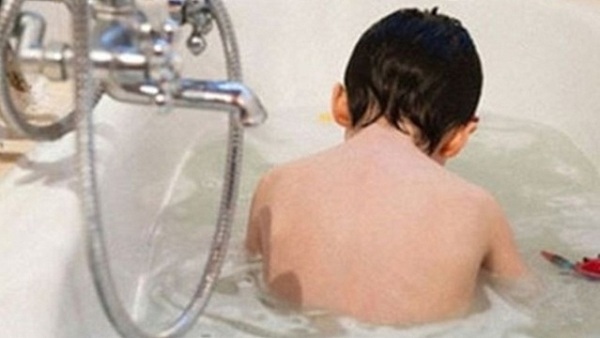 90% mẹ Việt mắc phải sai lầm 90% mẹ Việt mắc phải sai lầm 'chết người' này khi tắm cho con