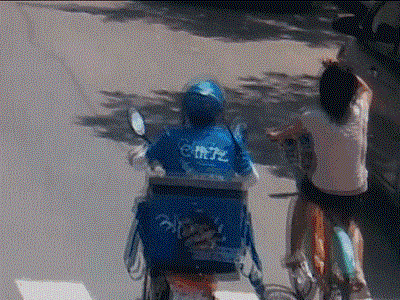 Táo tợn gã 'yêu râu xanh' chỉ mới 24 tuổi chạy xe máy thản nhiên sàm sỡ vòng 1 phụ nữ giữa đường phố - Ảnh 1