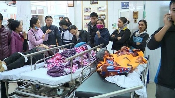 Sập trường tiểu học, 16 học sinh bị thương: Điều tra việc gia cố, nẹp lan can bằng sắt tạm bợ - Ảnh 3 Sập trường tiểu học, 16 học sinh bị thương: Điều tra việc gia cố, nẹp lan can bằng sắt tạm bợ - Ảnh 3