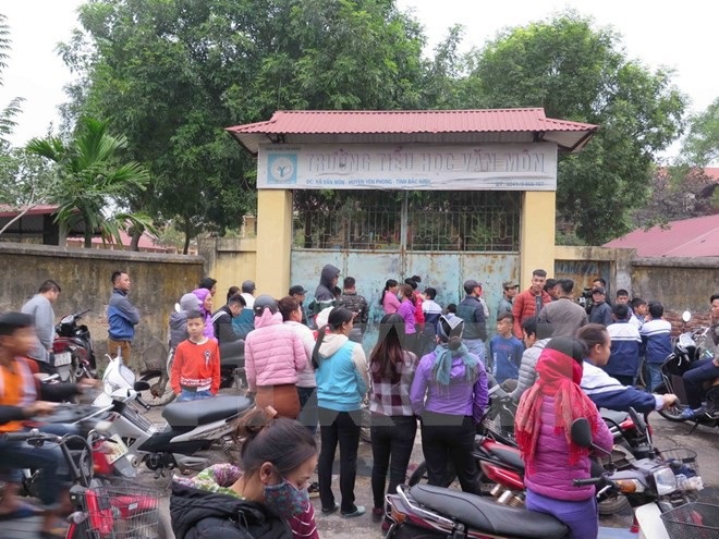 Sập trường tiểu học, 16 học sinh bị thương: Điều tra việc gia cố, nẹp lan can bằng sắt tạm bợ - Ảnh 5 Sập trường tiểu học, 16 học sinh bị thương: Điều tra việc gia cố, nẹp lan can bằng sắt tạm bợ - Ảnh 5