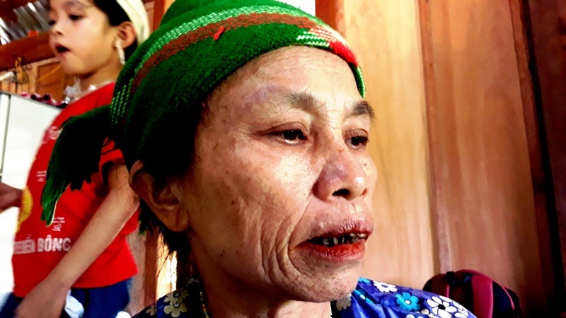Sạt lở đất ở Thanh Hóa: Thiếu phụ trẻ khóc ngất khi chồng và con gái 2 tuổi tử vong - Ảnh 3
