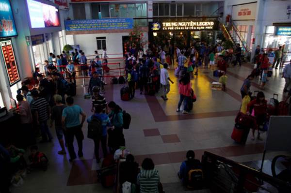Sân bay Tân Sơn Nhất, bến xe và ga Sài Gòn người về quê ăn tết - Ảnh 17
