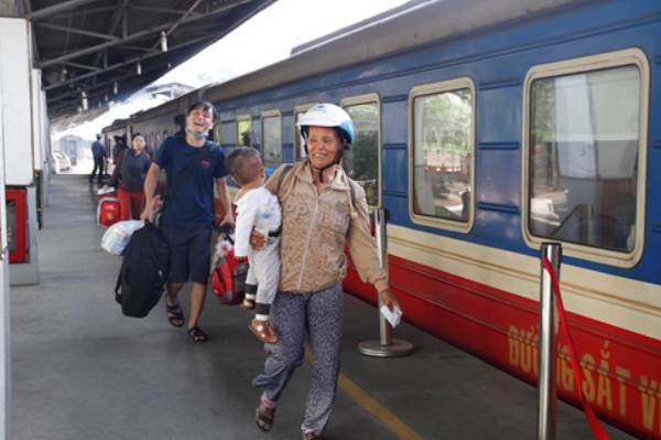 Sân bay Tân Sơn Nhất, bến xe và ga Sài Gòn người về quê ăn tết - Ảnh 18