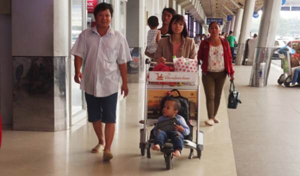 Sân bay Tân Sơn Nhất, bến xe và ga Sài Gòn người về quê ăn tết - Ảnh 3