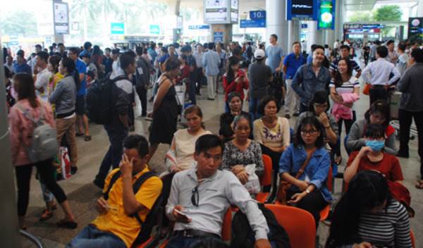 Sân bay Tân Sơn Nhất, bến xe và ga Sài Gòn người về quê ăn tết - Ảnh 6