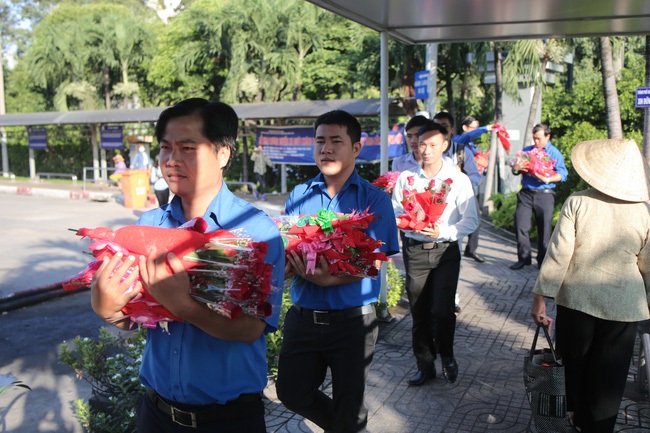Ngày 8/3 ở Sài Gòn: Chị em đi xe buýt là được tặng hoa và cả những nụ cười dễ thương thế này - Ảnh 3
