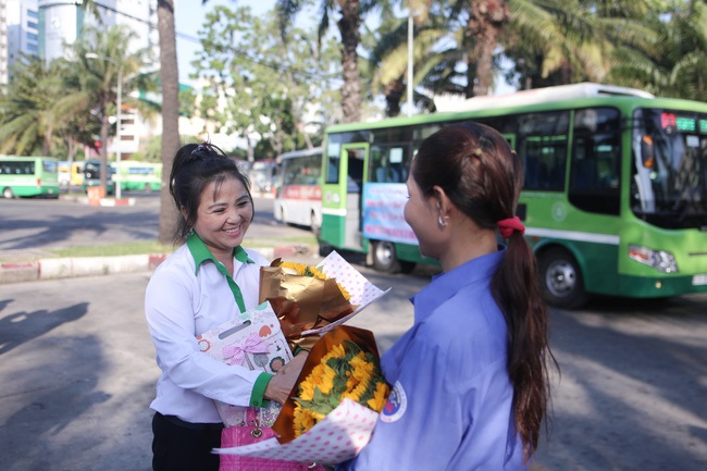 Ngày 8/3 ở Sài Gòn: Chị em đi xe buýt là được tặng hoa và cả những nụ cười dễ thương thế này - Ảnh 4