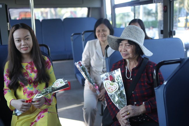 Ngày 8/3 ở Sài Gòn: Chị em đi xe buýt là được tặng hoa và cả những nụ cười dễ thương thế này - Ảnh 5